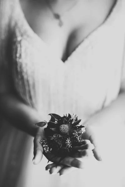 花と美しい花束を保持花嫁 — ストック写真
