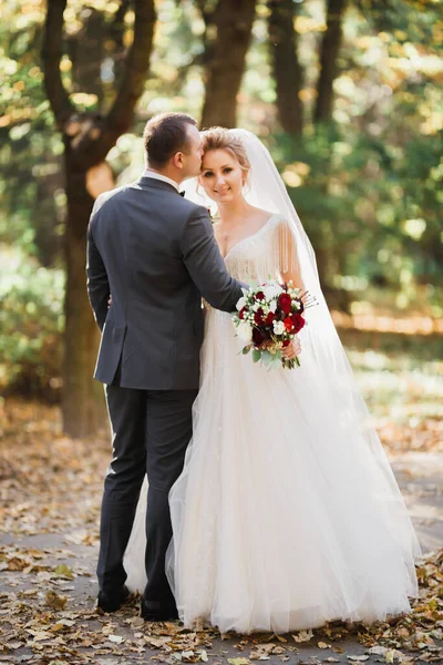 Romantisch Sprookje Gelukkig Pasgetrouwd Stel Knuffelen Kussen Een Park Bomen — Stockfoto