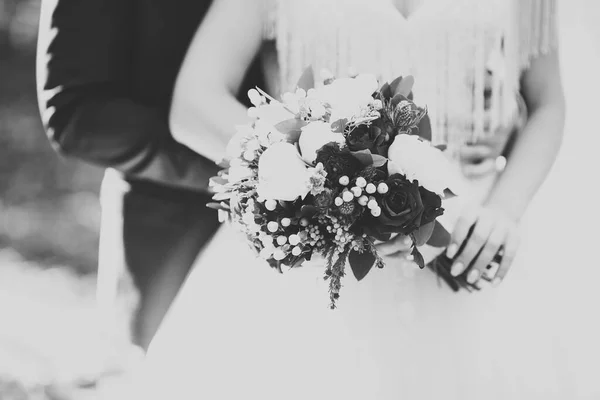 Hermosa Joven Pareja Boda Posando Con Ramo Flores Las Manos — Foto de Stock