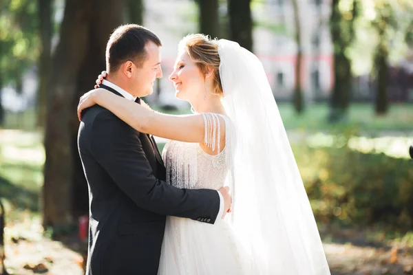 Preciosa Pareja Feliz Pie Cerca Uno Del Otro Mirando Los — Foto de Stock