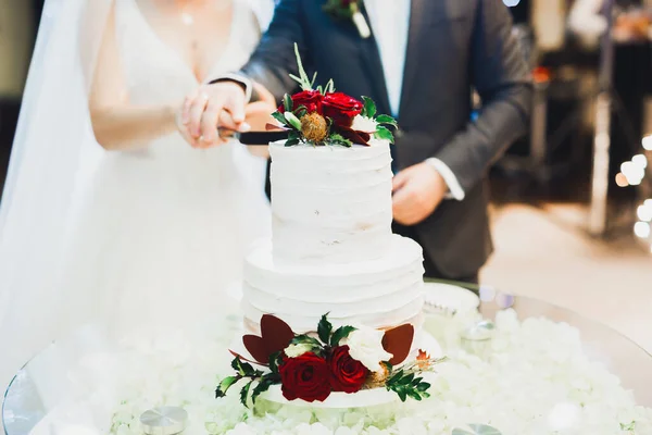 Menyasszony Vőlegény Esküvőn Felvágja Esküvői Tortát — Stock Fotó