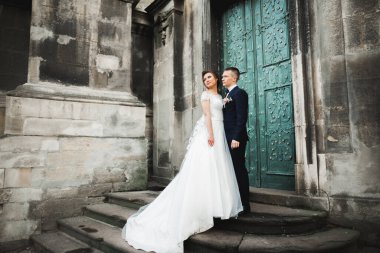 Lüks evli çift, gelin ve damat eski şehirde poz veriyor..