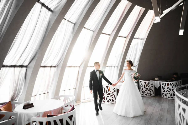 Casamento Casal Mãos Dadas Noivo Noiva Juntos Dia Casamento — Fotografia de Stock