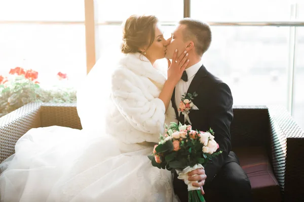 Beautiful Bride Groom Embracing Kissing Wedding Day — Stock Photo, Image