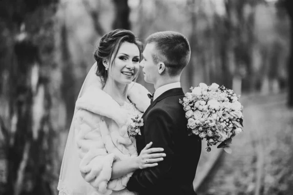 Romántico Cuento Hadas Feliz Pareja Recién Casada Abrazándose Besándose Parque —  Fotos de Stock