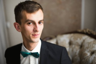 Damat sabah hazırlığı. Yakışıklı adam giyiniyor ve düğüne hazırlanıyor..