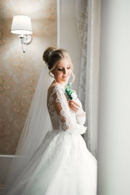 Tüylü, lüks makyaj, saç stili, stüdyo içi fotoğraf çekimi olan güzel bir gelin..