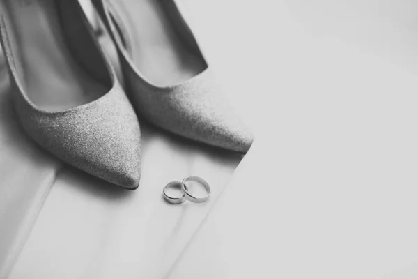 Imagem Tonificada Bonita Com Anéis Casamento Sapatos Casamento — Fotografia de Stock