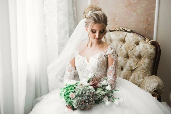 Hermosa Novia Con Vestido Novia Moda Con Plumas Con Maquillaje — Foto de Stock