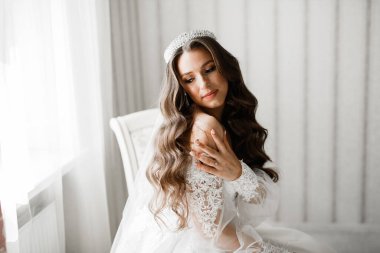 Zarif beyaz elbiseler içinde güzel bir gelin.