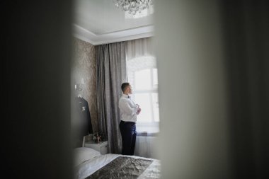 Damat sabah hazırlığı. Yakışıklı adam giyiniyor ve düğüne hazırlanıyor..