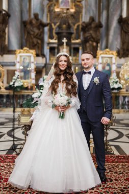 Törenden sonra kilisede poz veren evli çift..