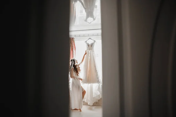 Belle Mariée Portant Une Robe Mariée Mode Avec Des Plumes — Photo