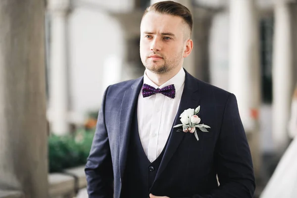 Joyeux Beau Marié Souriant Posant Avec Boutonnière — Photo