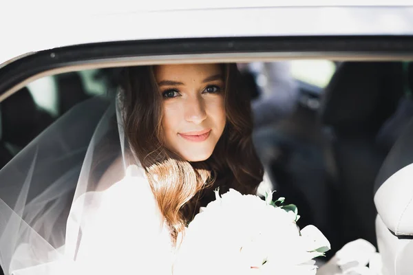 Schöne Braut Sitzt Hochzeitstag Luxus Retro Auto — Stockfoto