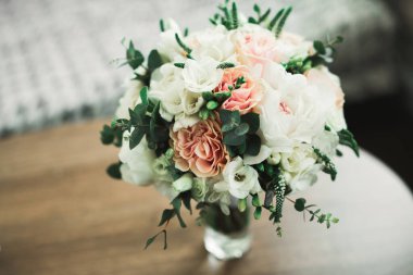 Farklı çiçeklerden oluşan lüks bir düğün buketi..