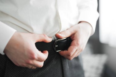 Damat sabah hazırlığı. Yakışıklı adam giyiniyor ve düğüne hazırlanıyor..