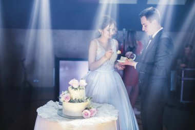 Gelin ve damat düğün pastasını kesiyor..