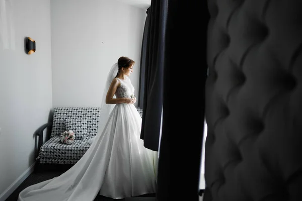 Красивая Невеста Модном Свадебном Платье Перьями Роскошным Макияжем Прической Студийная — стоковое фото