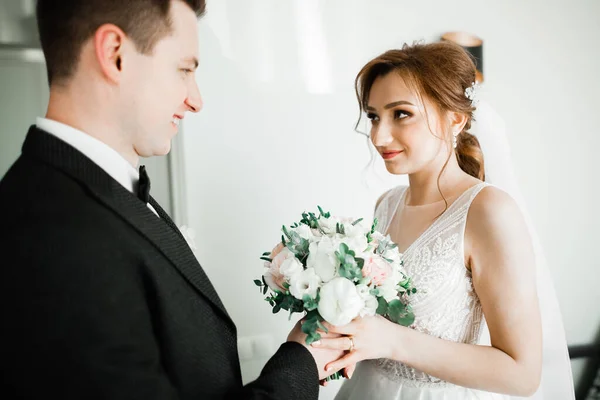 Закрытие Красивой Молодой Свадебной Пары — стоковое фото