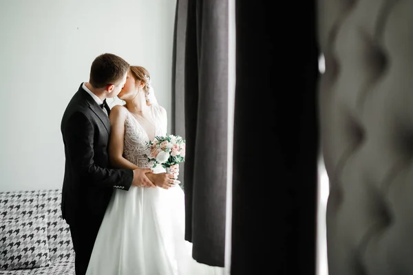 Bela Noiva Noivo Abraçando Beijando Seu Dia Casamento — Fotografia de Stock