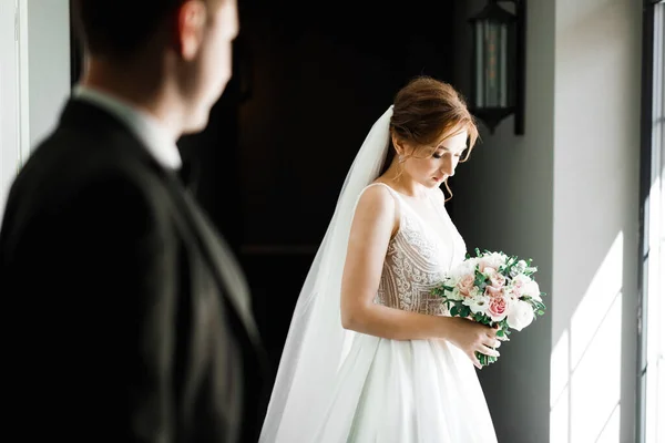 Portrait Stunning Bride Long Hair Posing Great Bouquet — Stock Photo, Image