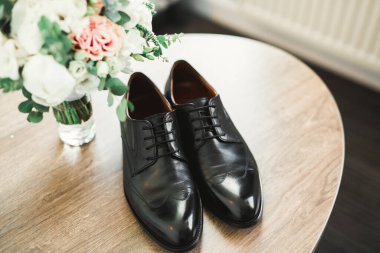 Lüks ayakkabılı erkek aksesuarları. Üst görünüm.