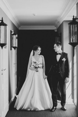 Düğün günü el ele tutuşan çift, damat ve gelin..