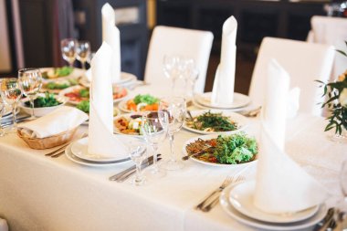 Düğün töreni için hazırlanmış bir restoranın içinde..