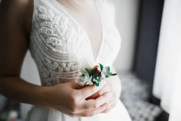 Hermosa Novia Lujo Elegante Vestido Blanco Sostiene Ramo Flores Las — Foto de Stock