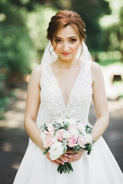 Pengantin Wanita Mewah Gadis Yang Berpose Dan Tersenyum Dengan Karangan — Stok Foto