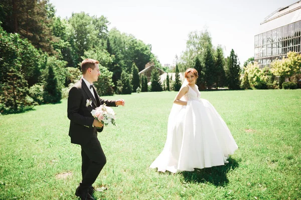 Stilvolles Paar Glücklicher Frischvermählter Braut Läuft Dem Bräutigam Hochzeitstag Mit — Stockfoto