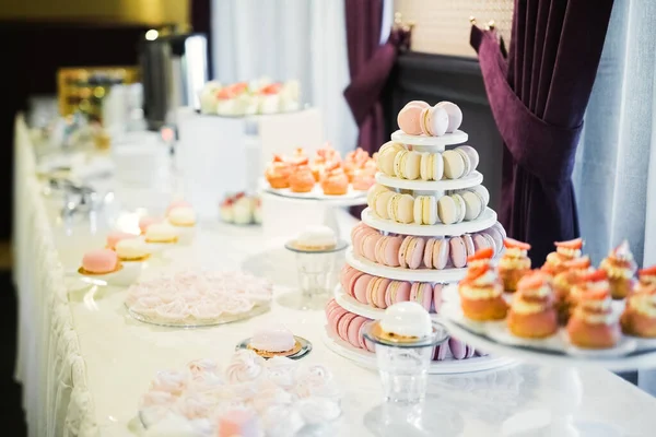 Вкусные Сладости Свадьбе Конфеты Шведский Стол Десертами Кексы — стоковое фото