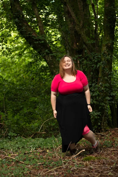 Size Woman Wearing Pink Crop Top Black Skirt Posing Forest — Stok fotoğraf