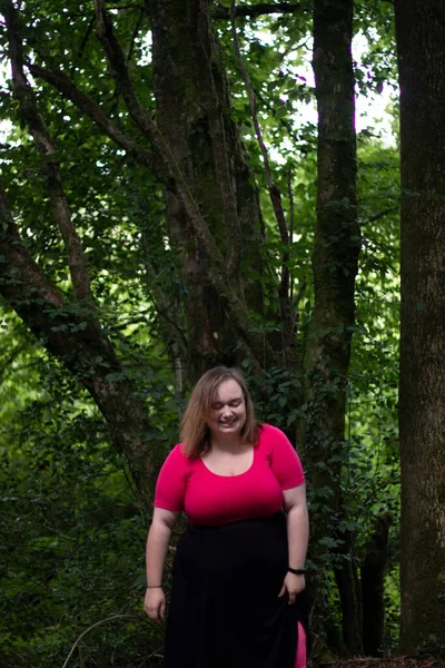 Size Woman Wearing Pink Crop Top Black Skirt Posing Forest — Stok fotoğraf