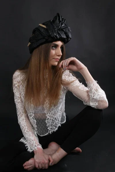 Beautiful Elegant Female Wearing Headdress Vintage Inspired White Shirt —  Fotos de Stock