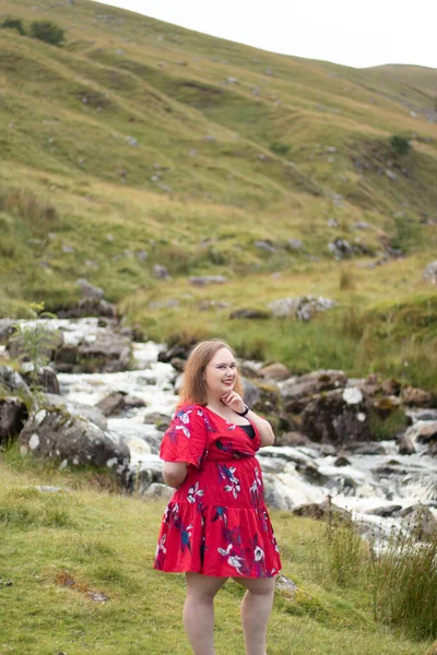 Size Woman Brunette Hair Wearing Red Dress While Travel Adventure — Stok fotoğraf