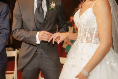 Düğün, damadın eli gelinin eline yüzüğü takar..