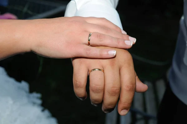 Anéis Ouro Nas Mãos Noivo Noiva Dia Casamento — Fotografia de Stock