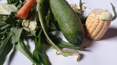 the ingredients for sour vegetables are long beans, young corn, carrots, sprouts and spinach leaves