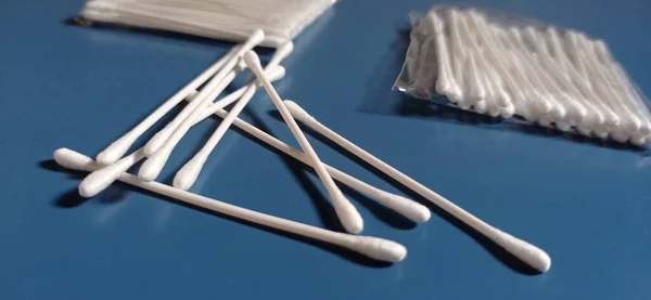 cotton swab to clean dirty ears