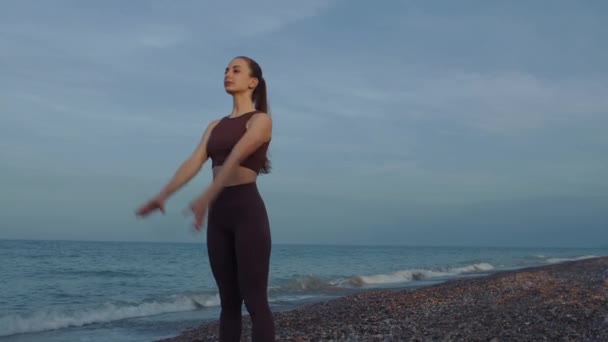 Güzel Bir Kız Plajda Spor Yapıyor Yüksek Kalite Görüntü Sahilin — Stok video