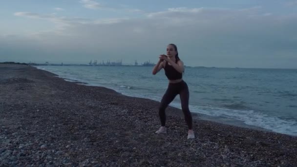Красивая Девушка Занимается Фитнесом Пляже Высококачественные Кадры Фоне Пляжа Моря — стоковое видео
