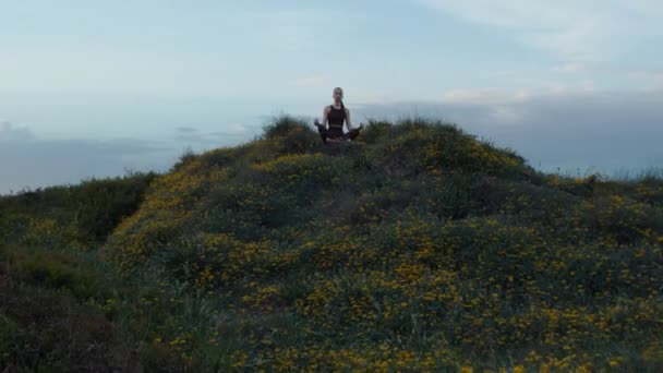 Een Jong Atletisch Meisje Mediteert Lotuspositie Een Heuvel Aan Zee — Stockvideo