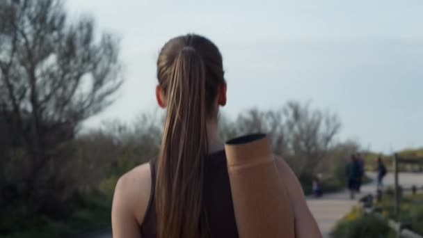 Seorang Gadis Atlet Muda Pergi Untuk Melakukan Kebugaran Pantai Dia — Stok Video