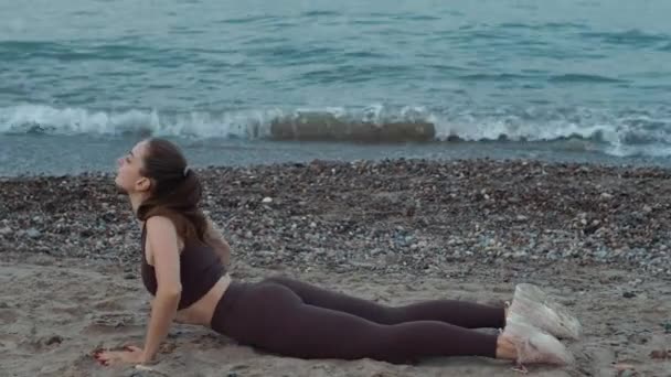 Ein Schönes Mädchen Macht Fitness Strand Gesunder Lebensstil Und Fitness — Stockvideo