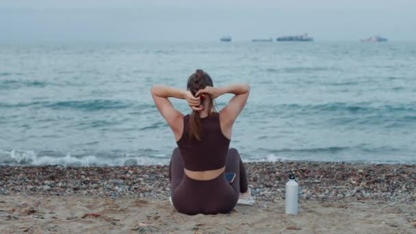 Pláži Pobřeží Sedí Mladá Atletka Plete Kosu Nedaleko Plechovka Vody — Stock video