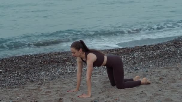 Egy Gyönyörű Lány Fitnesz Edzést Tart Parton Egészséges Életmód Fitness — Stock videók