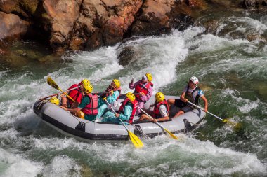 Firtina Nehri, Rize, Türkiye - Eylül 2022: Firtina deresinde rafting sporu yapan turistler, seçici odak noktası