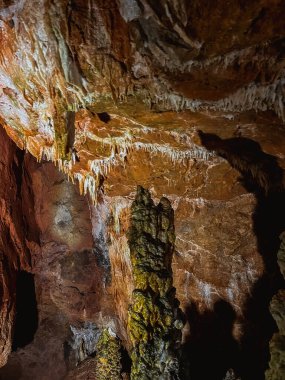 Inegol, Bursa, Türkiye - Eylül 2022: Oylat Mağarası, karanlıkta güzel uzun bir mağaranın taşınabilir fotoğrafları, sarkıtlar ve dikitler, yarasa yuvaları